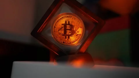 Glowing Bitcoin Symbol in Transparent Cube, A glowing Bitcoin symbol encase.. Vídeos de archivo 304876746
