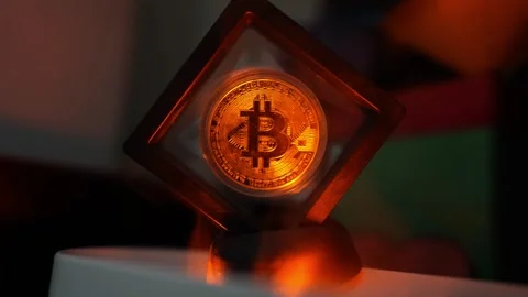 Glowing Bitcoin Symbol in Transparent Cube, A glowing Bitcoin symbol encase.. Vídeos de archivo 304876767