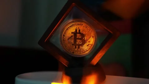 Glowing Bitcoin Symbol in Transparent Cube, A glowing Bitcoin symbol encase.. Vídeos de archivo 304876811