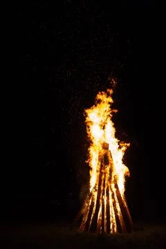 Glowing bonfire in the night  with mesmerizing array of flickering flames Foto stock