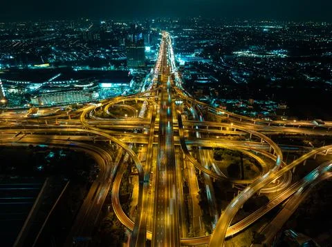 Glowing Highway Interchange Traffic Streams At Night In Samut Prakan Thaila.. Foto stock