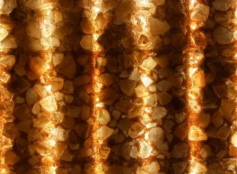 Glowing Himalayan salt wall texture background with warm illuminated pattern Foto stock