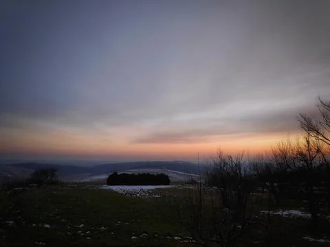 Glowing Horizon Under Dramatic Clouds and Blue Evening Sky Stockfoto's