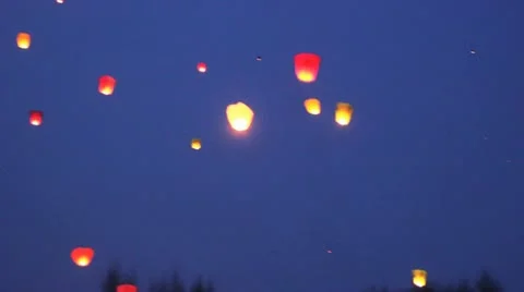 Glowing  lanternes with burning flame inside flies Video stock 10835017