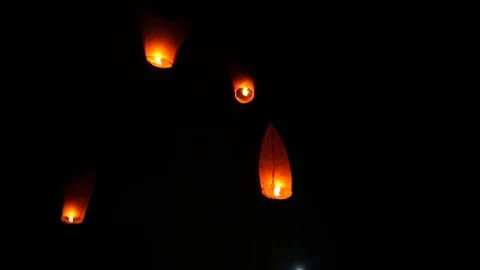 Glowing lanterns fly into the night sky 스톡 동영상 104047704