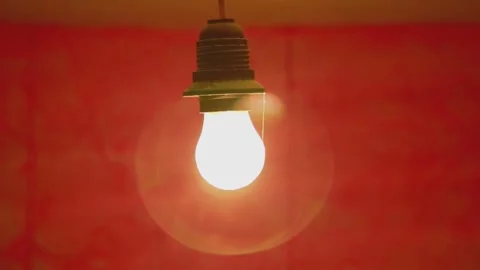 Glowing Light Bulb Hanging in Darkness Minimal Idea Concept Vídeo Stock 334563079