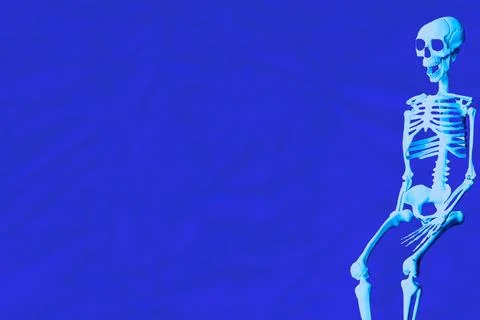 Glowing light funny skeleton portrait on blue Illustrazione stock