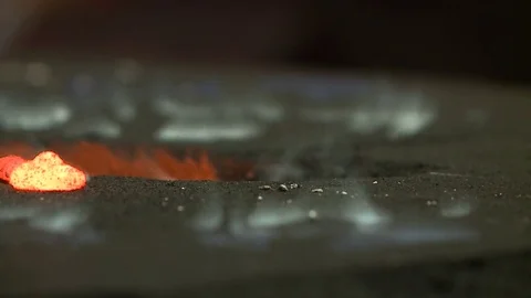 Glowing liquid metal cools out 動画素材 72703791