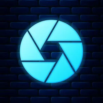 Glowing neon Camera shutter icon isolated on brick wall background. Vector Illustrazione stock