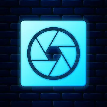 Glowing neon Camera shutter icon isolated on brick wall background. Vector Illustrazione stock