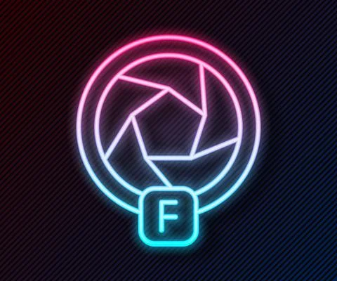 Glowing neon line Camera shutter icon isolated on black background. Vector Illustrazione stock