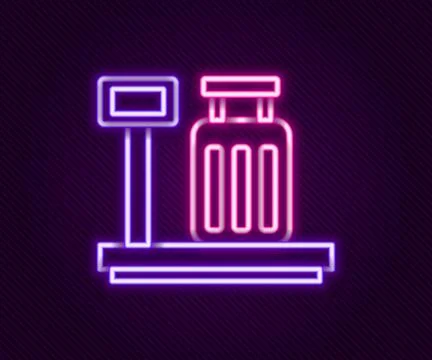 Glowing neon line Scale with suitcase icon isolated on black background. Lo.. 库存插图