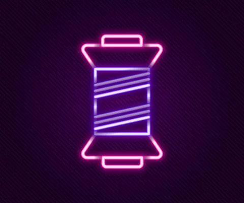 Glowing neon line Sewing thread on spool icon isolated on black background. Yarn Illustrazione stock
