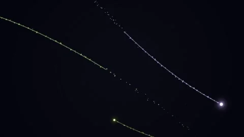 Glowing points and trails in dark cosmic space 動画素材 331645120