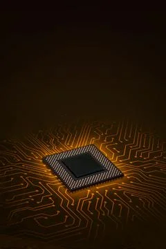 Glowing processor chip on orange circuit board background, representing art.. Foto stock