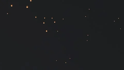 Glowing sky lantern floating up in the dark night sky. Asian traditional. Vídeos de archivo 334020631
