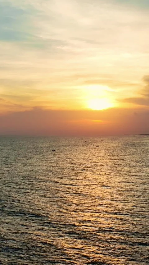 Glowing sunset sinking over peaceful ocean Video stock 335432733
