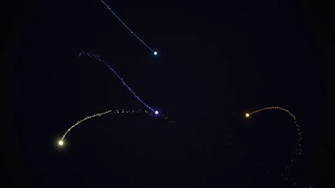 Glowing trails of light traversing a dark night sky Stock-Footage 331646331
