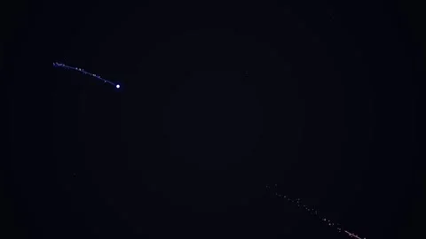 Glowing trails in the night sky, celestial paths, star particles 스톡 동영상 331361596
