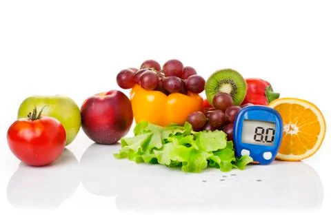 Glucometer for glucose level and healthy organic food Stockfoto's