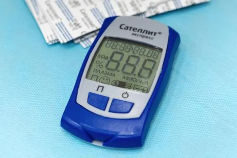 Glucometer medical device for quick test, sugar diabetes monitoring Foto stock