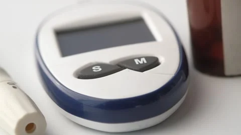 Glucose meter with blood sugar testing tools for diabetes management on whi.. Stockbeeldmateriaal 332579462