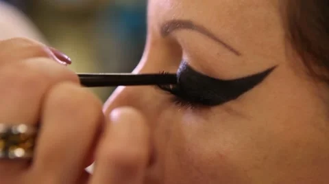 To glue false eyelashes Stock Footage 43306256