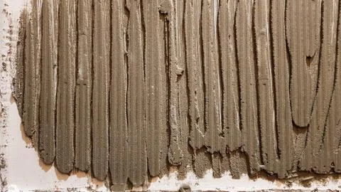 Glue for a tile with a gear pattern. Installation of tiles. The surface of th Foto stock
