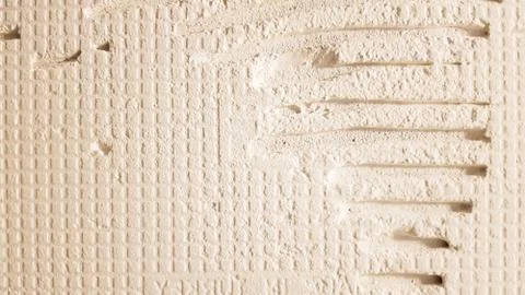 Glue for a tile with a gear pattern. Installation of tiles. The surface of th Foto stock