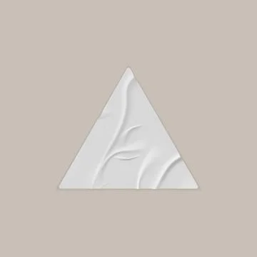 Glued wrinkle triangle white paper sticker vector realistic icon, crumpled label Illustrazione stock