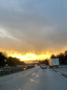 Glühender Sonnenuntergang im Herbst, gesehen auf der Autobahn, Deutschland.. Stock Photos