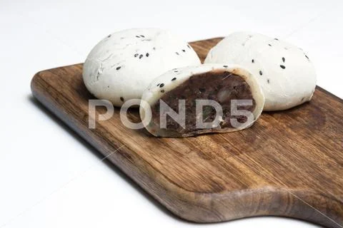 Glutinous rice cake on wood cutting board ; white background Stock Photos