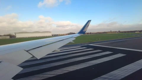 Gneric airplane wing view shot seat perspective lining up line up onto runway Vídeo Stock 265458974