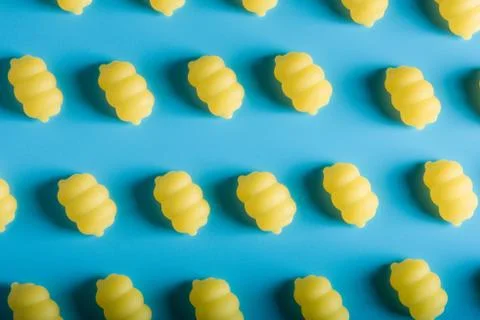 Gnocchi pasta pattern on a blue background 스톡 사진