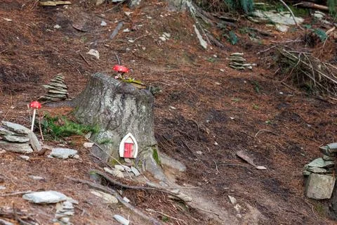 Gnome hole in a tree stump Foto stock
