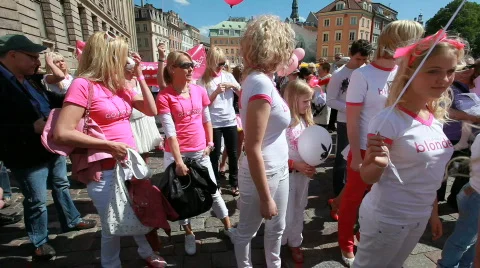 Go Blonde parade in Riga 스톡 동영상 728535