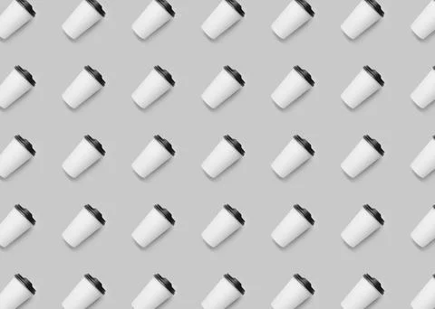 To-go drink. Pattern design with paper coffee cup on light grey background Foto stock