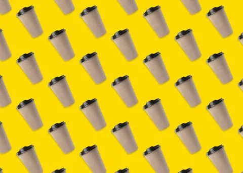To-go drink. Pattern design with paper coffee cup on yellow background Foto stock