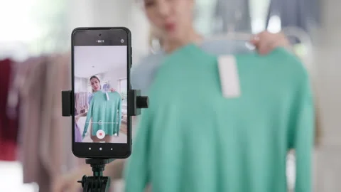 Go green Gen Z reduce manage used clothing, recycling, upcycling, secondhan.. Vidéo 303189508