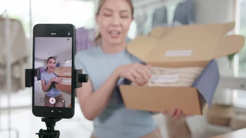 Go green Gen Z reduce manage used clothing, recycling, upcycling, secondhan.. Vidéo 303218909