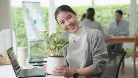 Go green thinking growth mindset in workplace employee benefit engagement. Stock Footage 310346346