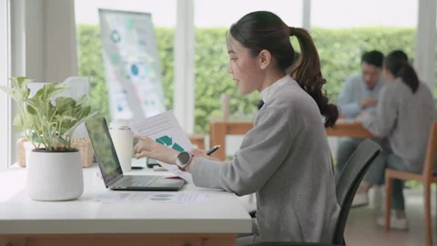 Go green thinking growth mindset in workplace employee benefit engagement. 스톡 동영상 310347697