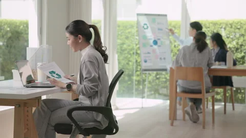 Go green thinking growth mindset in workplace employee benefit engagement. Stock-Footage 310347903