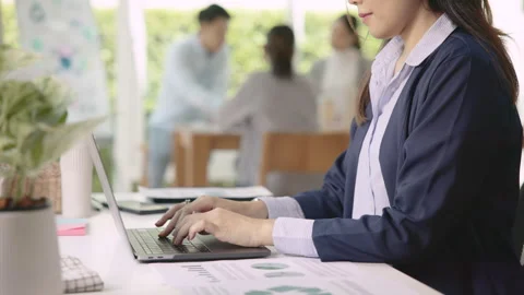 Go green thinking growth mindset in workplace employee benefit engagement. Vidéo 310348582