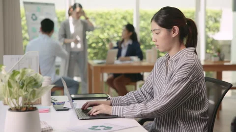 Go green thinking growth mindset in workplace employee benefit engagement. Vidéo 310348711
