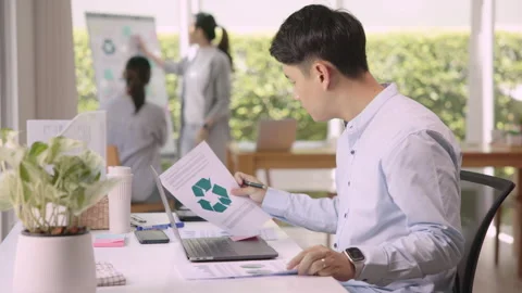 Go green thinking growth mindset in workplace employee benefit engagement. 스톡 동영상 317064980