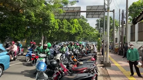 GO-JEK drivers, wait outside the Palmerah railway station in Jakarta, Indonesia Vídeo Stock 301080827