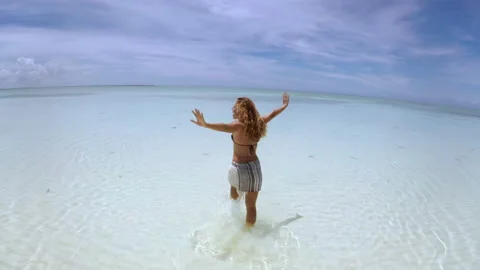 Go pro footage of alone young beautiful woman raising arms wide in joy and excit Vídeos de archivo 199624116