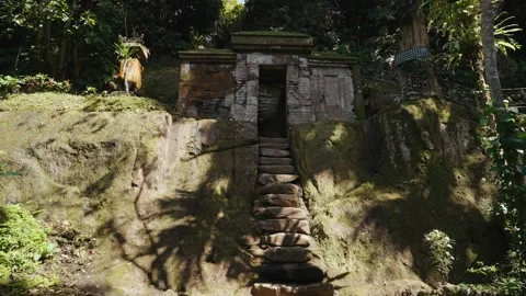 Goa Garba Temple Bali, Ancient Hindu Heritage Site Lush Tropical Forest Vídeo Stock 344514841