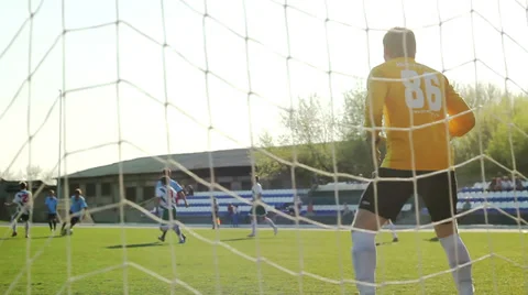 Goalkeeper preparing to attack the target Vídeo Stock 37851897